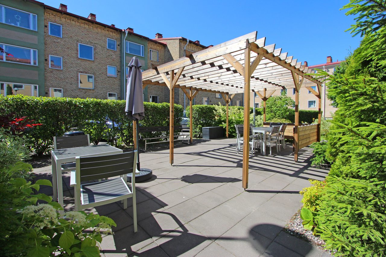 Gemensam pergola på föreningens innergård