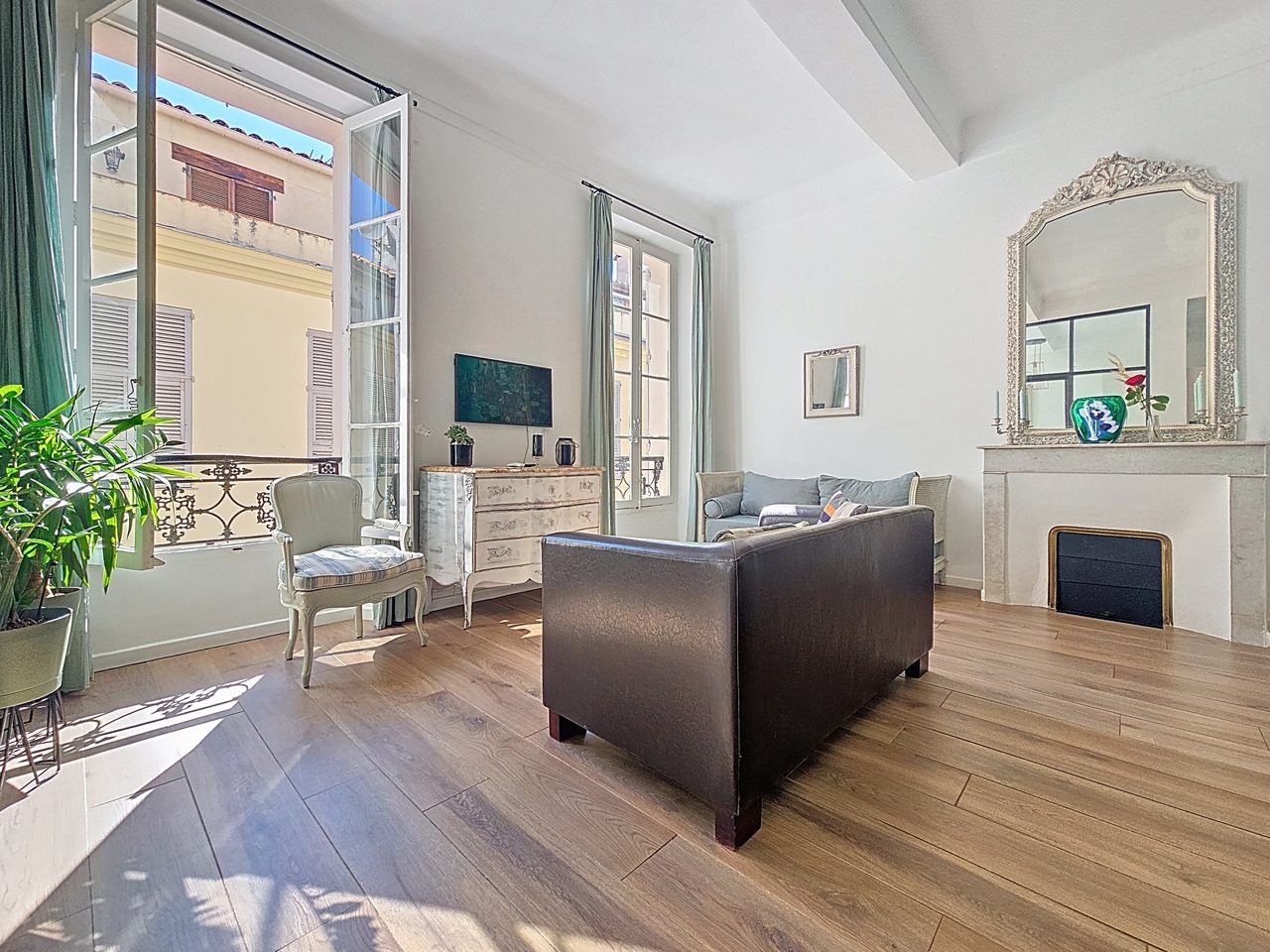 Charmig och totalrenoverad 3:a med terrass i Gamla stan Antibes