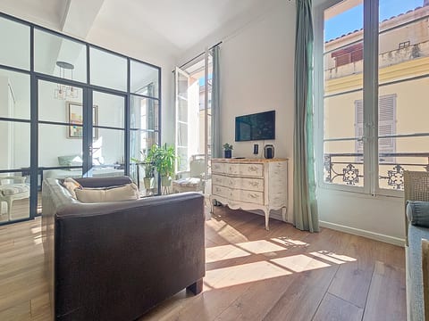 Charmig och totalrenoverad 3:a med terrass i Gamla stan Antibes