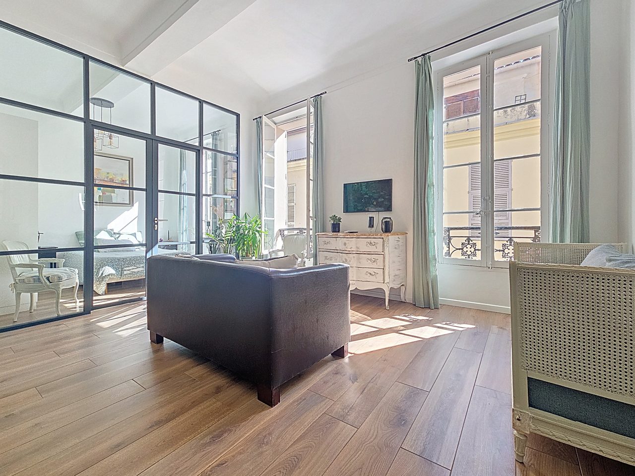 Charmig och totalrenoverad 3:a med terrass i Gamla stan Antibes