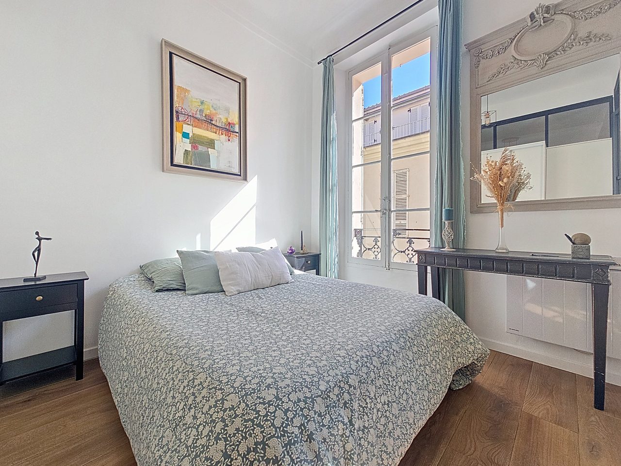 Charmig och totalrenoverad 3:a med terrass i Gamla stan Antibes