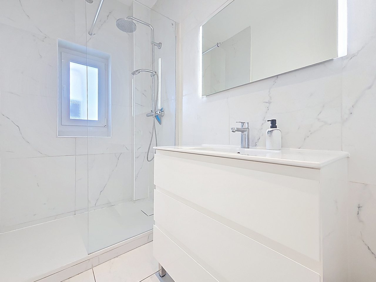 Charmig och totalrenoverad 3:a med terrass i Gamla stan Antibes