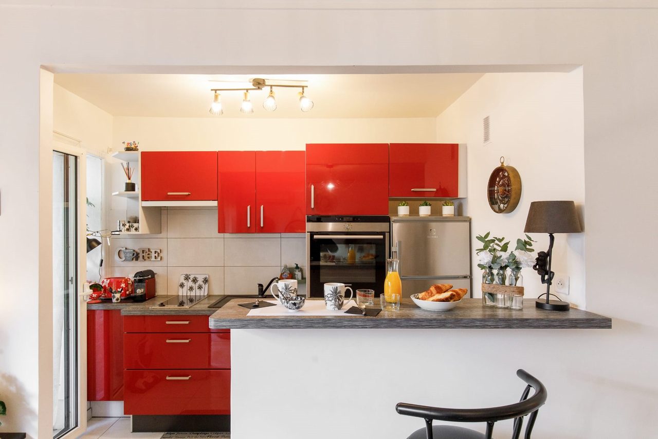 Charmig etta med kokvrå och balkong – nära stranden i Antibes