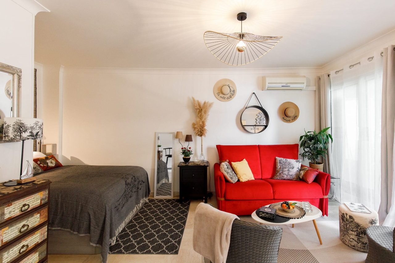 Charmig etta med kokvrå och balkong – nära stranden i Antibes