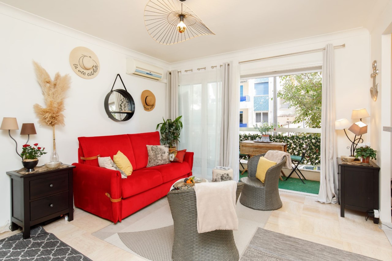 Charmig etta med kokvrå och balkong – nära stranden i Antibes