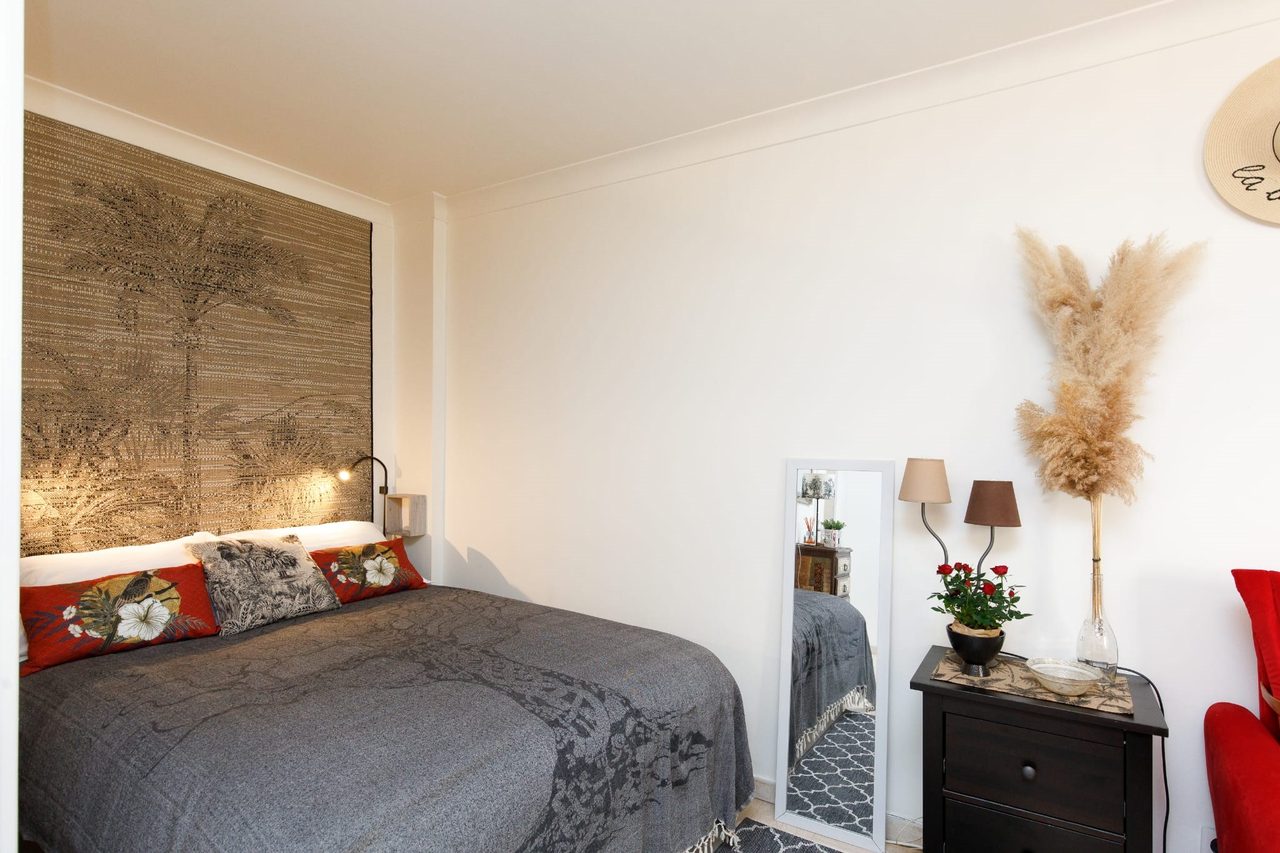 Charmig etta med kokvrå och balkong – nära stranden i Antibes