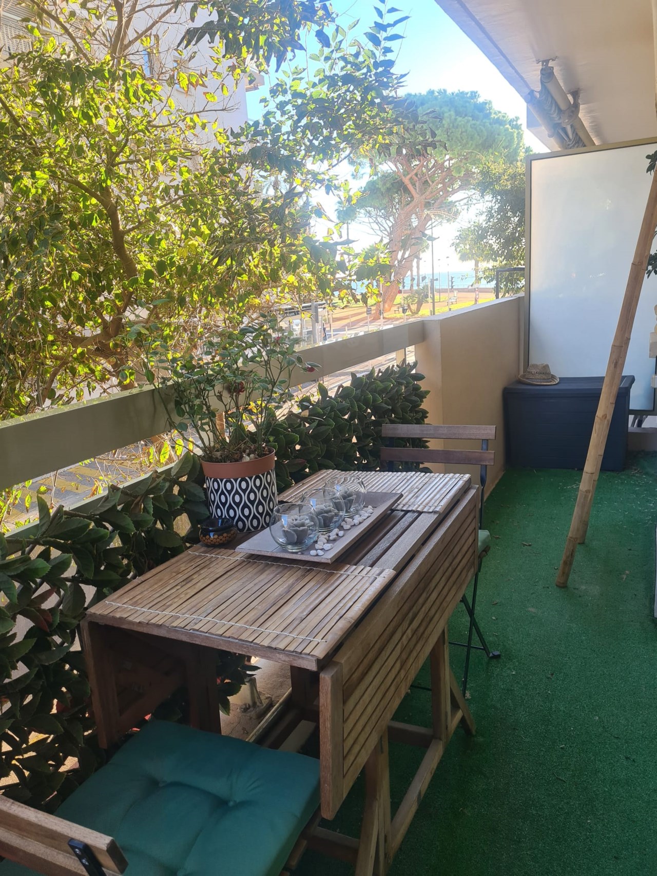 Charmig etta med kokvrå och balkong – nära stranden i Antibes