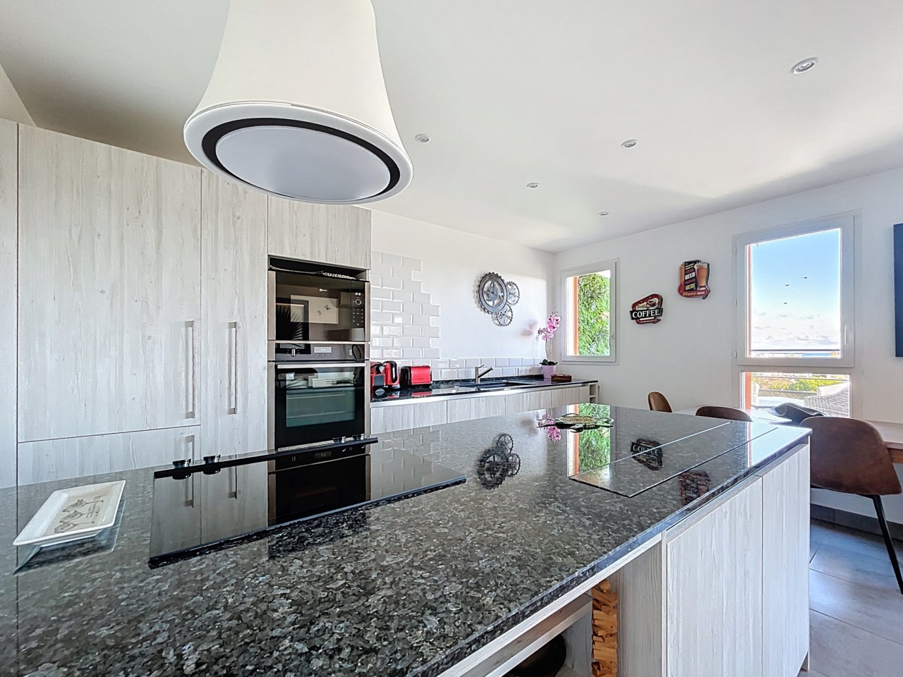 Exklusiv trea med havsutsikt i lyxig residens