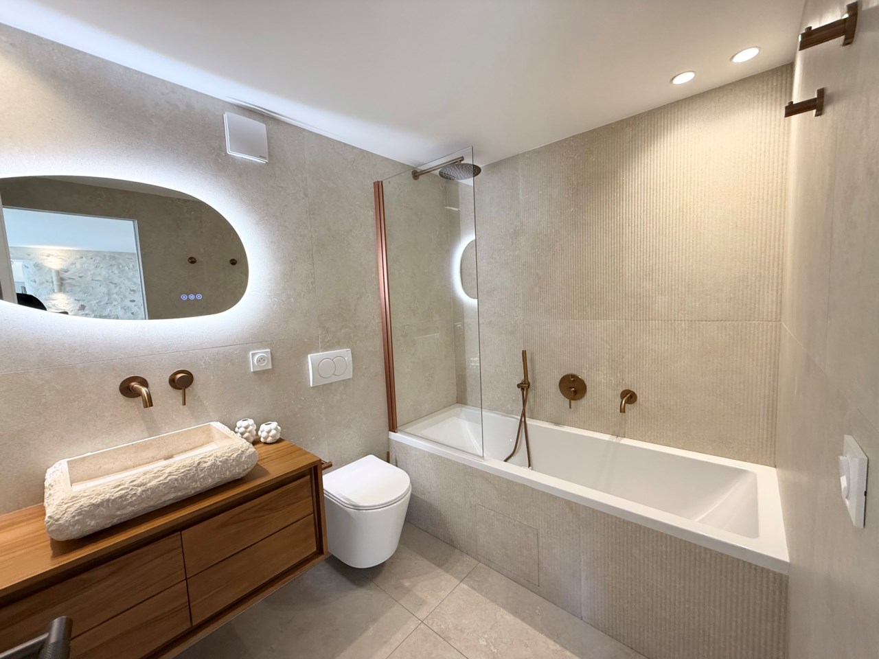 Nyrenoverad lägenhet på Place Nationale i Gamla stan Antibes