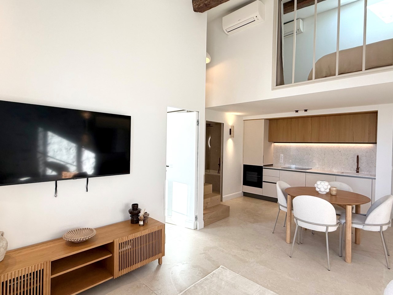 Nyrenoverad lägenhet på Place Nationale i Gamla stan Antibes