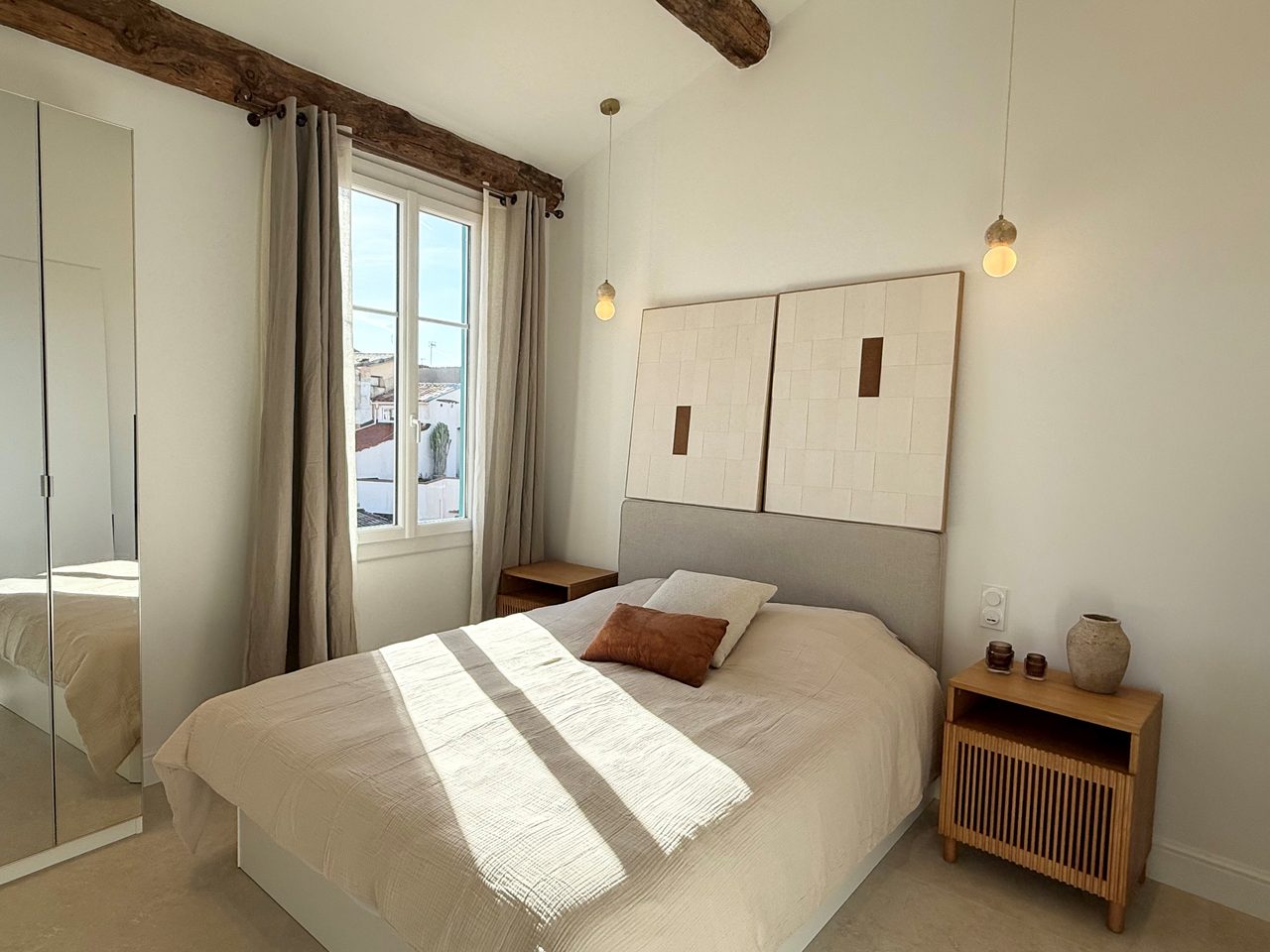 Nyrenoverad lägenhet på Place Nationale i Gamla stan Antibes