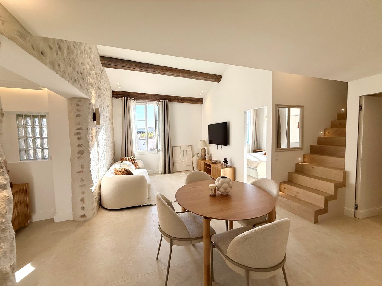 Nyrenoverad lägenhet på Place Nationale i Gamla stan Antibes