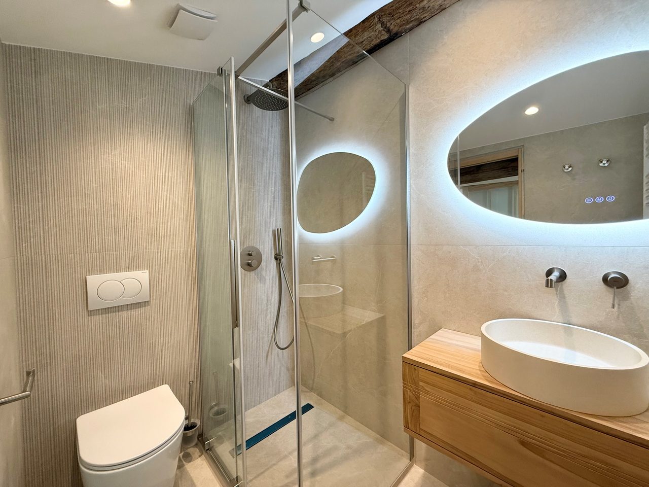 Nyrenoverad lägenhet på Place Nationale i Gamla stan Antibes