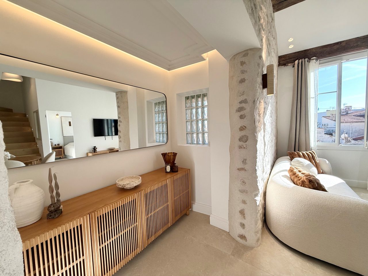 Nyrenoverad lägenhet på Place Nationale i Gamla stan Antibes