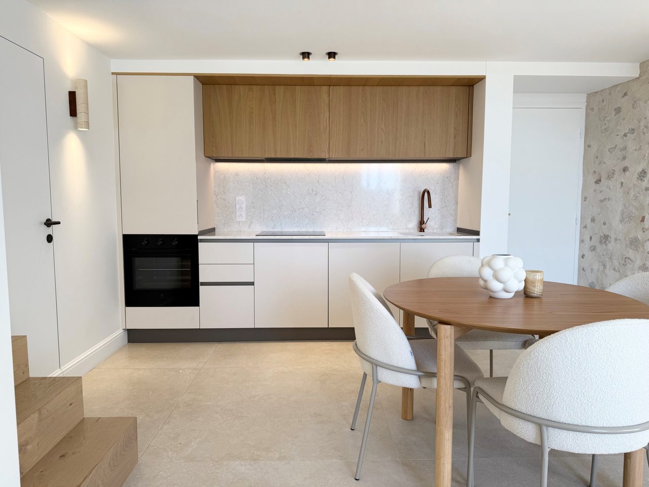 Nyrenoverad lägenhet på Place Nationale i Gamla stan Antibes