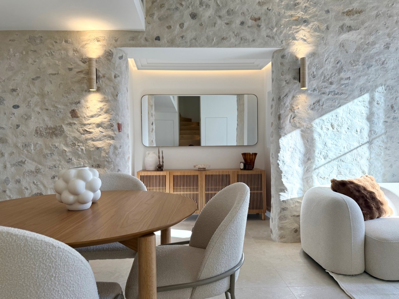 Nyrenoverad lägenhet på Place Nationale i Gamla stan Antibes