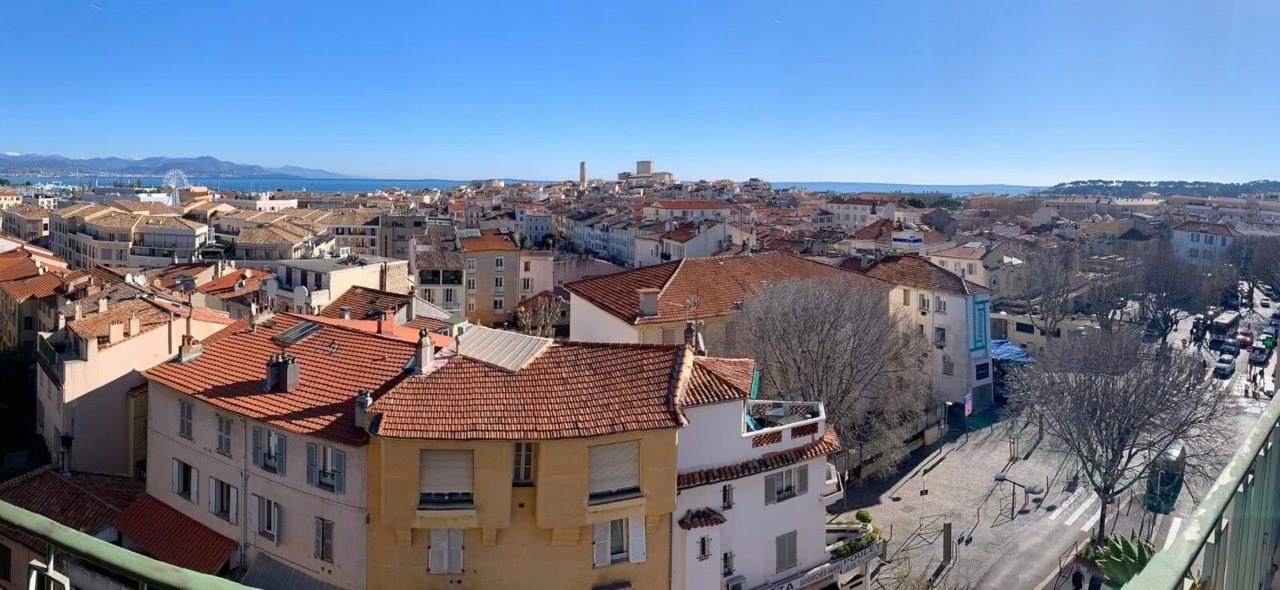 Stilren 3:a med terrass i centrala Antibes