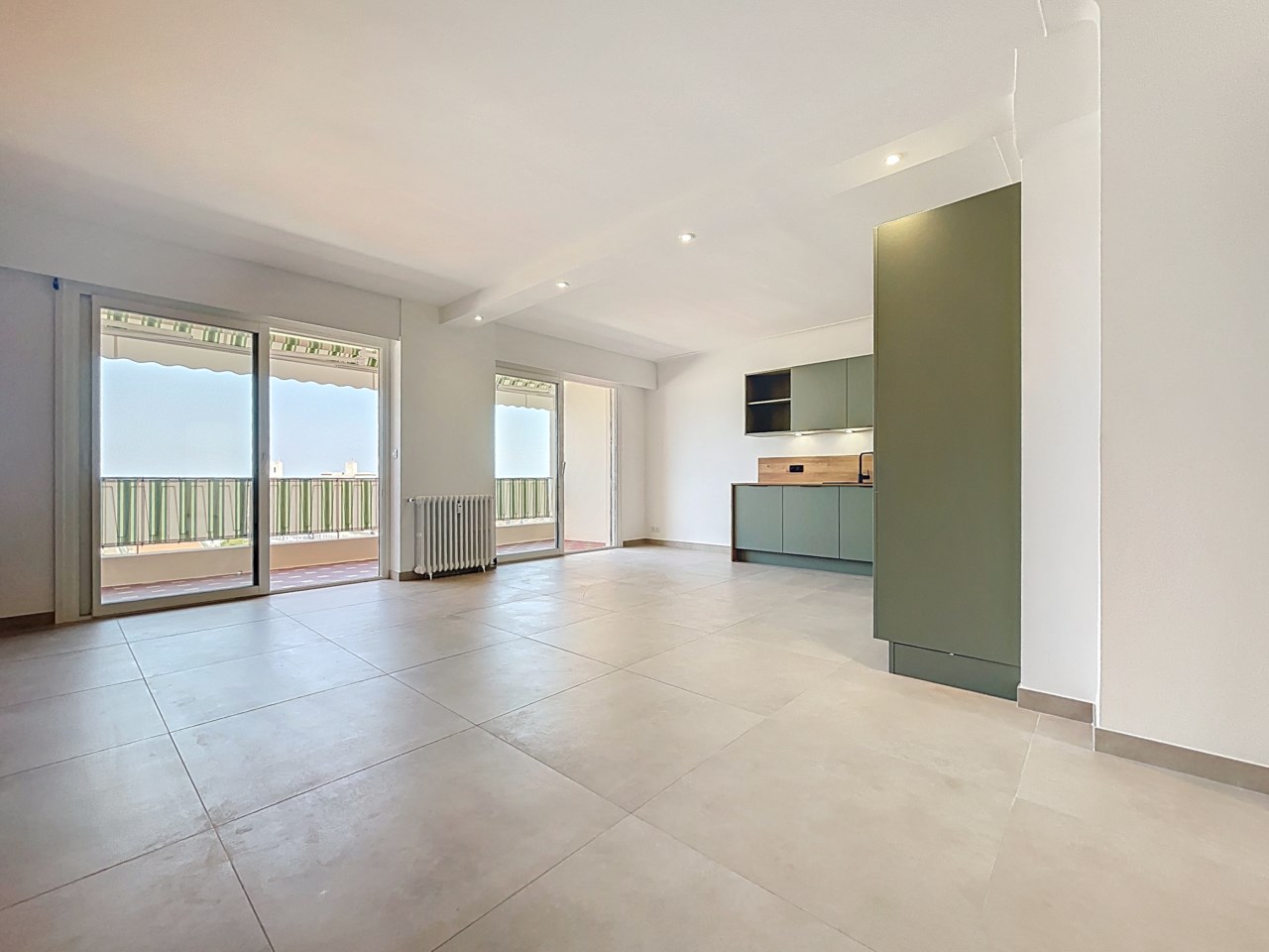 Stilren 3:a med terrass i centrala Antibes