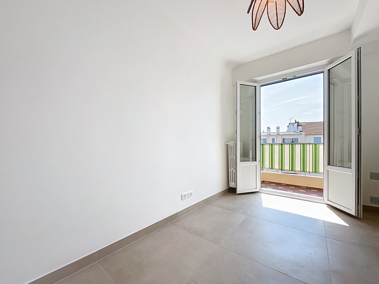 Stilren 3:a med terrass i centrala Antibes