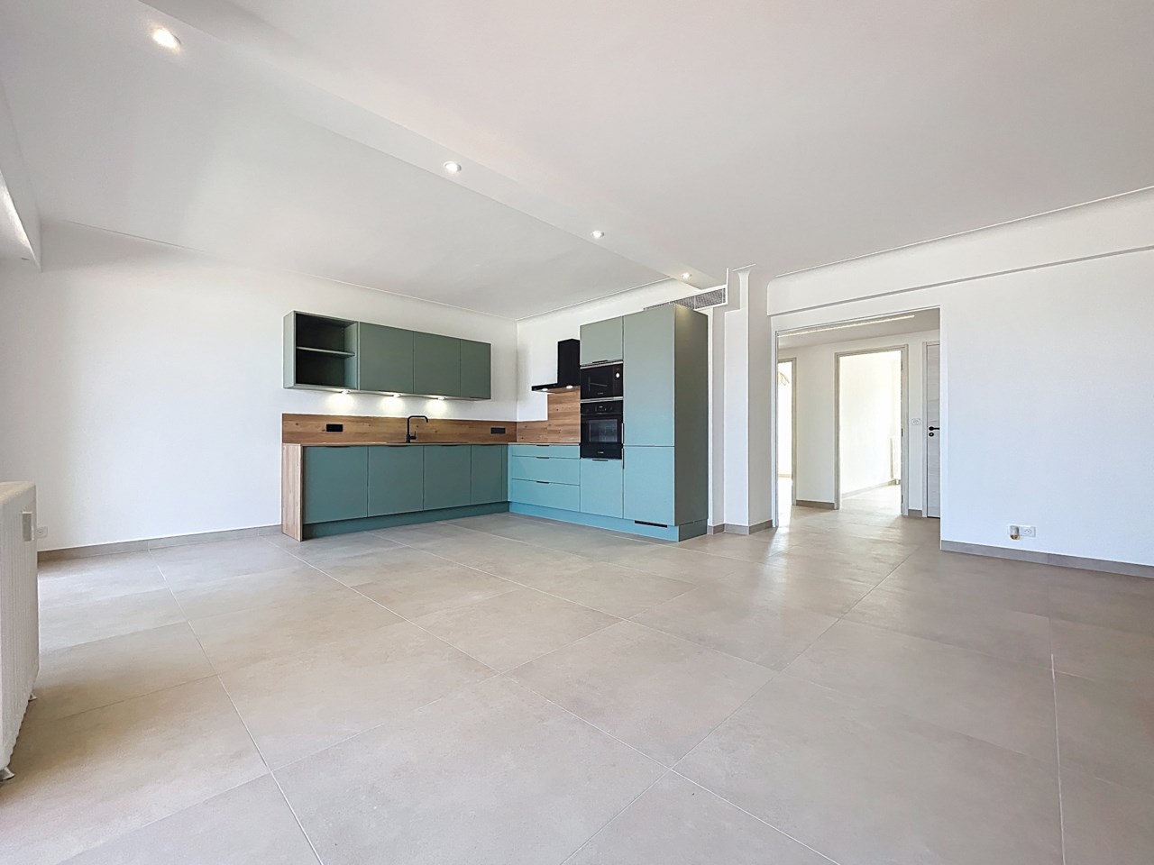 Stilren 3:a med terrass i centrala Antibes