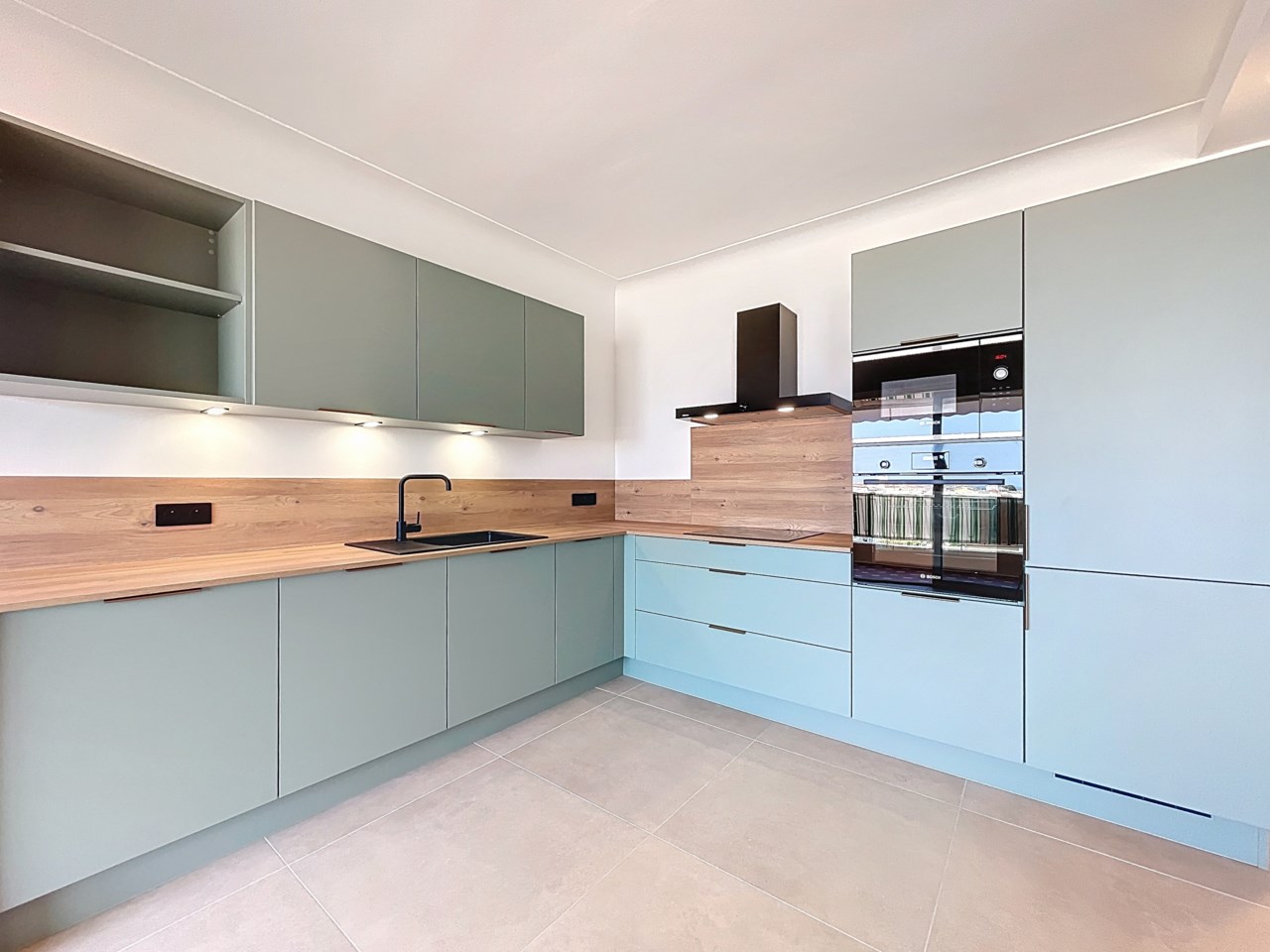 Stilren 3:a med terrass i centrala Antibes