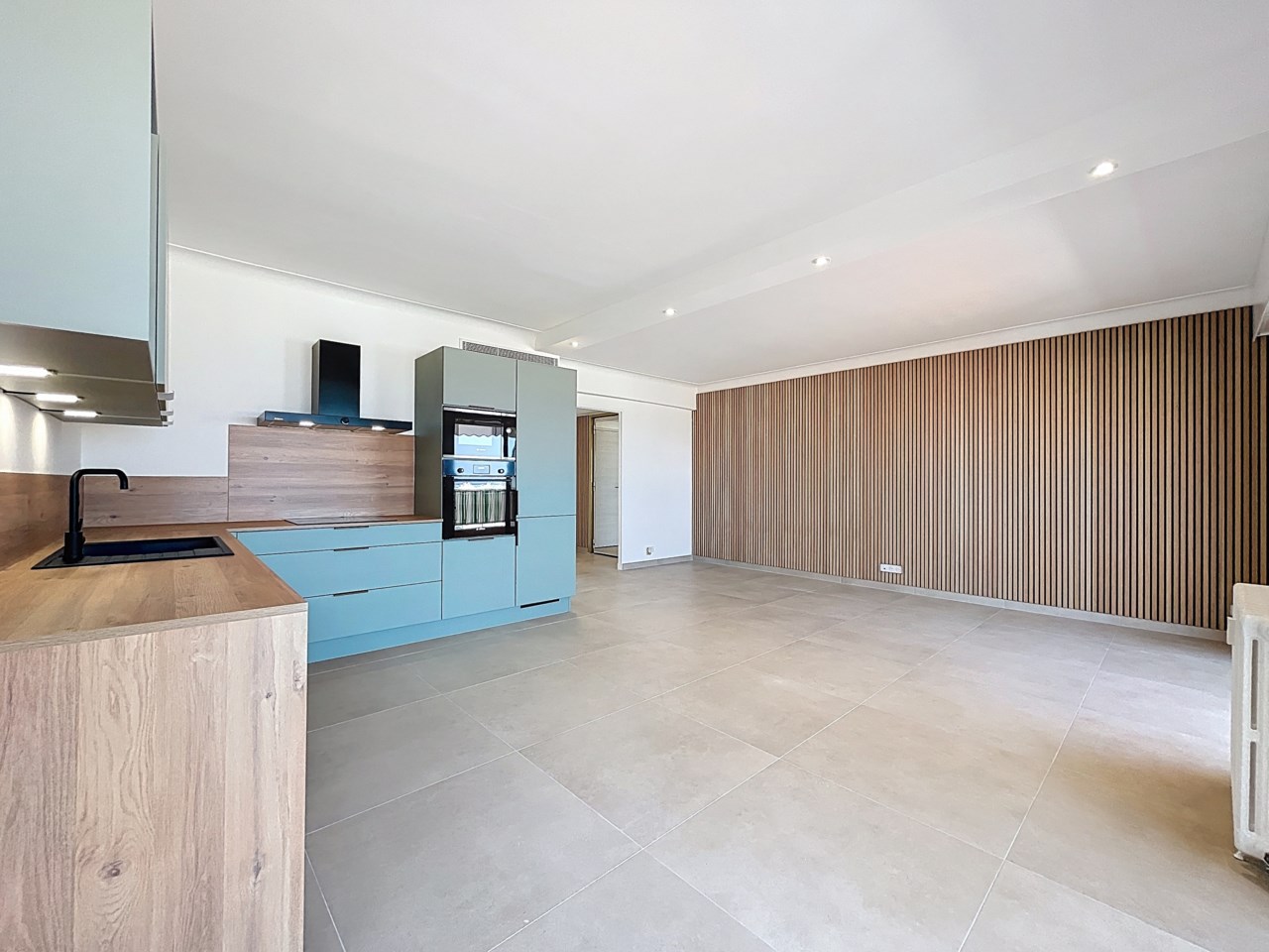 Stilren 3:a med terrass i centrala Antibes