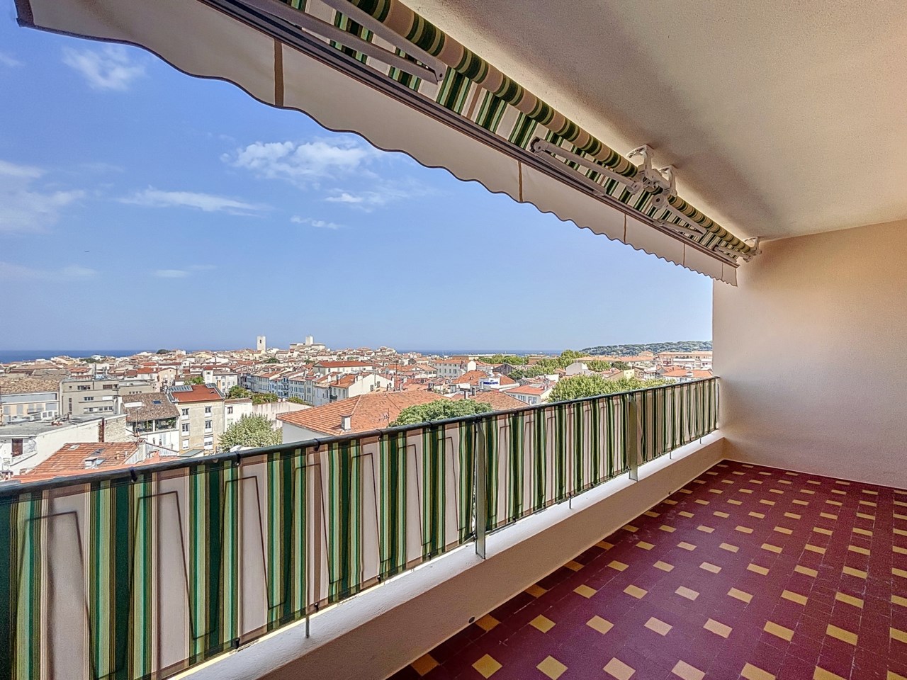 Stilren 3:a med terrass i centrala Antibes