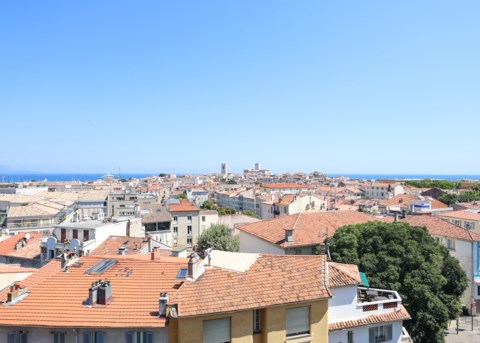 Stilren 3:a med terrass i centrala Antibes