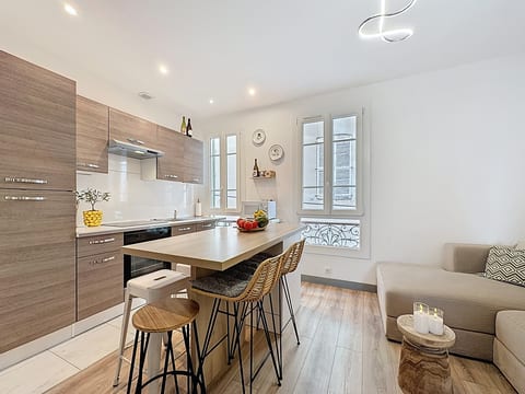 Ljus 3-rumslägenhet högst upp i charmiga Gamla stan, Antibes