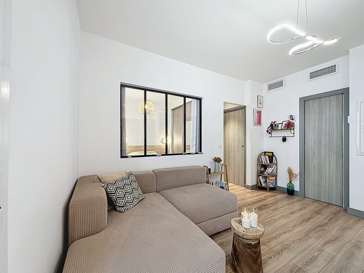 Ljus 3-rumslägenhet högst upp i charmiga Gamla stan, Antibes