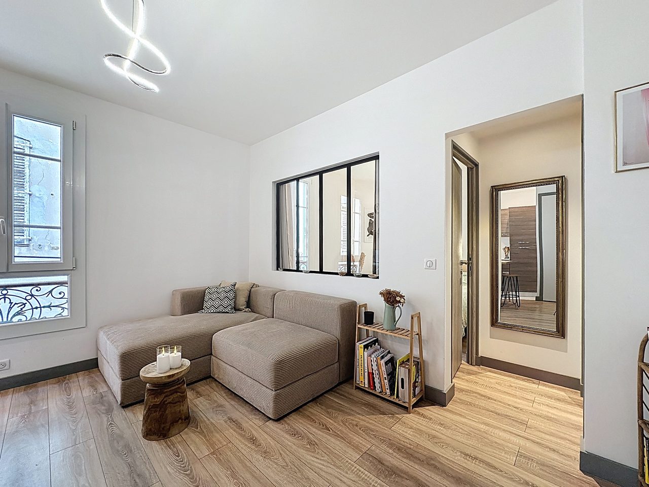 Ljus 3-rumslägenhet högst upp i charmiga Gamla stan, Antibes