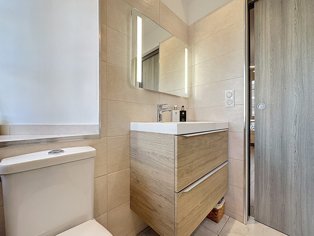 Ljus 3-rumslägenhet högst upp i charmiga Gamla stan, Antibes