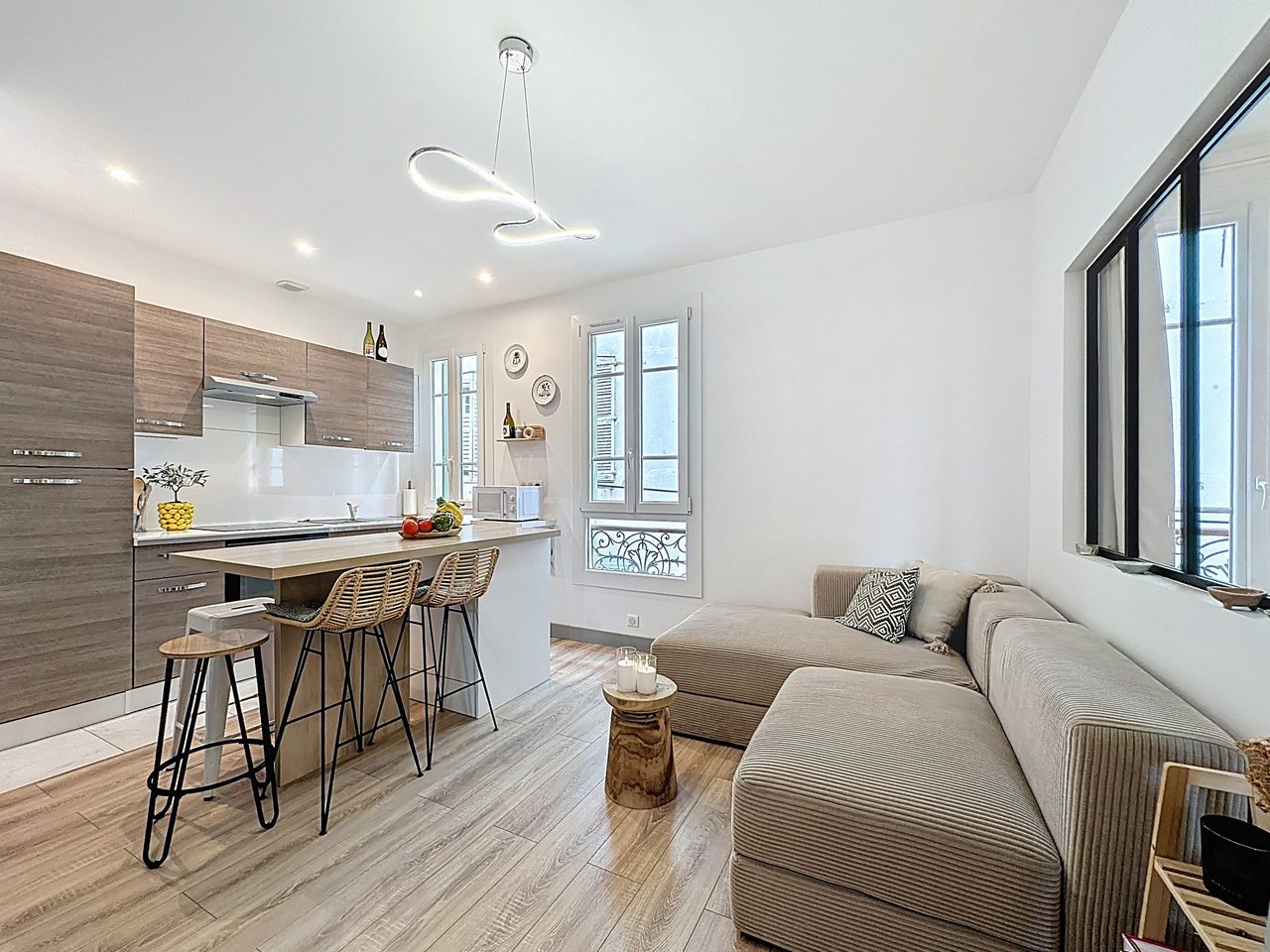 Ljus 3-rumslägenhet högst upp i charmiga Gamla stan, Antibes