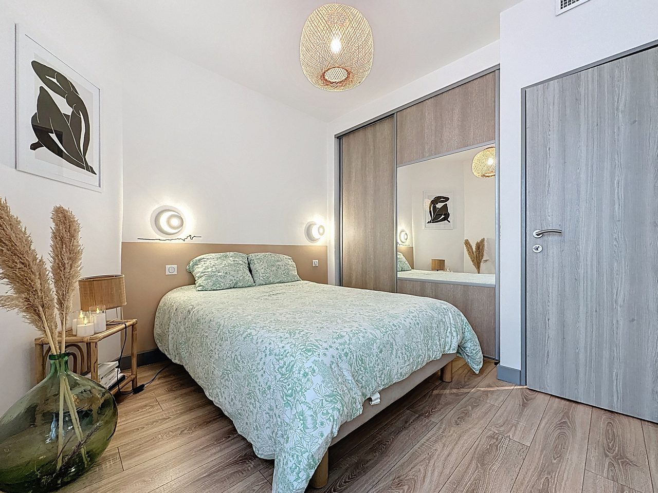 Ljus 3-rumslägenhet högst upp i charmiga Gamla stan, Antibes