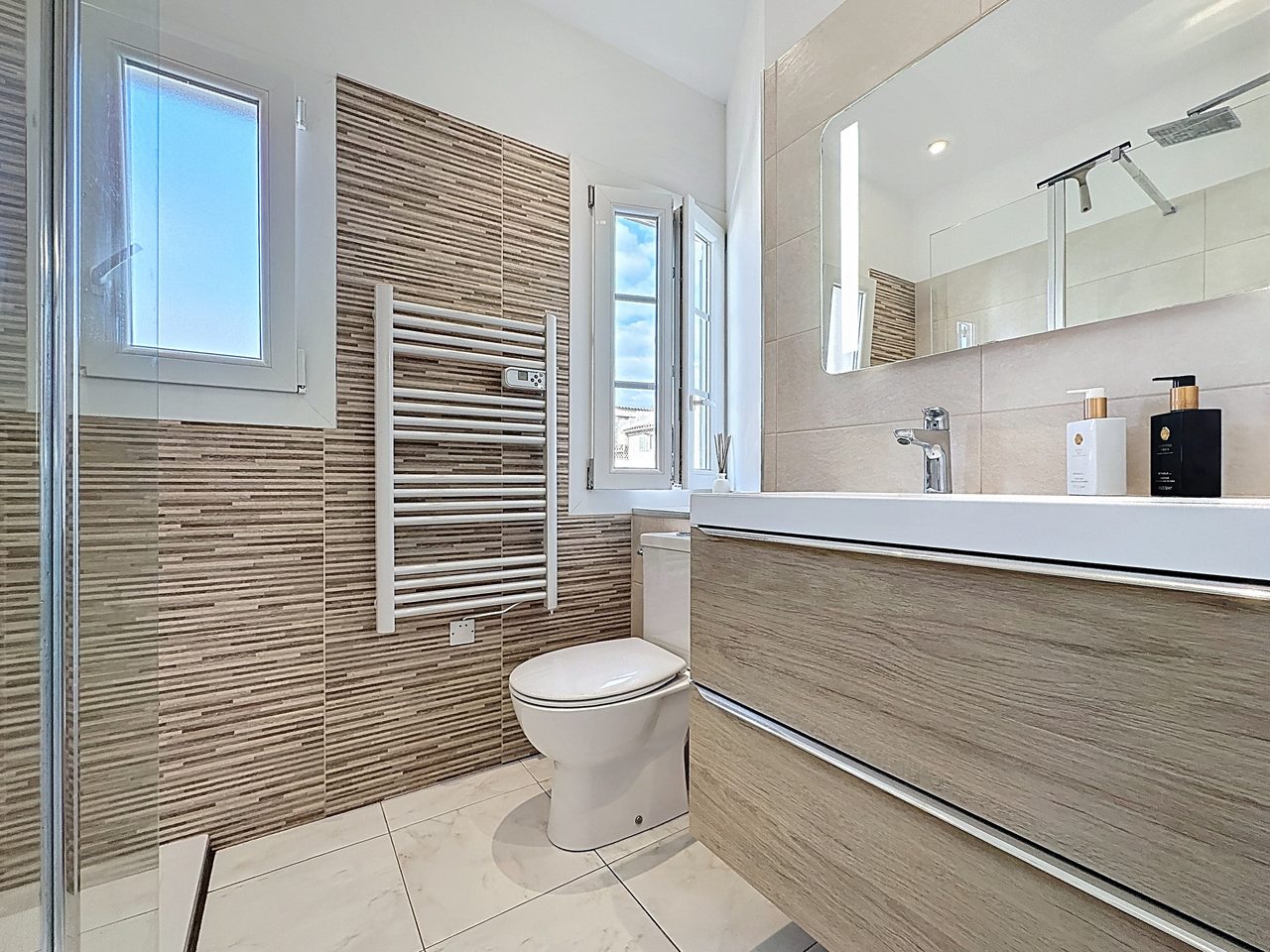 Ljus 3-rumslägenhet högst upp i charmiga Gamla stan, Antibes