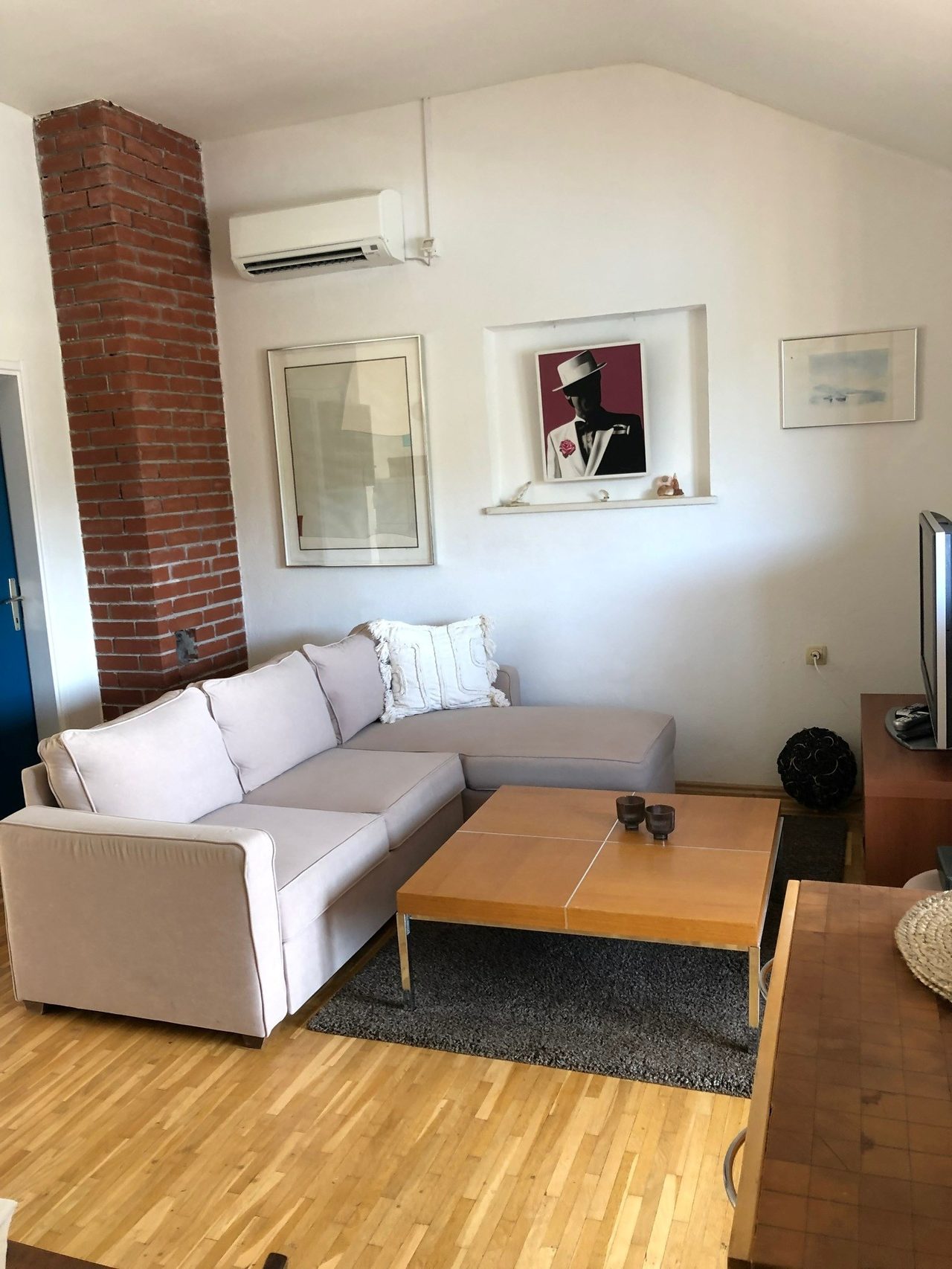 Livingroom towards East