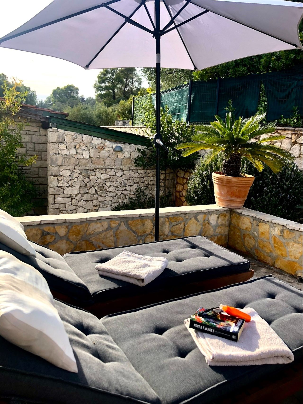 Sunbeds north terracce