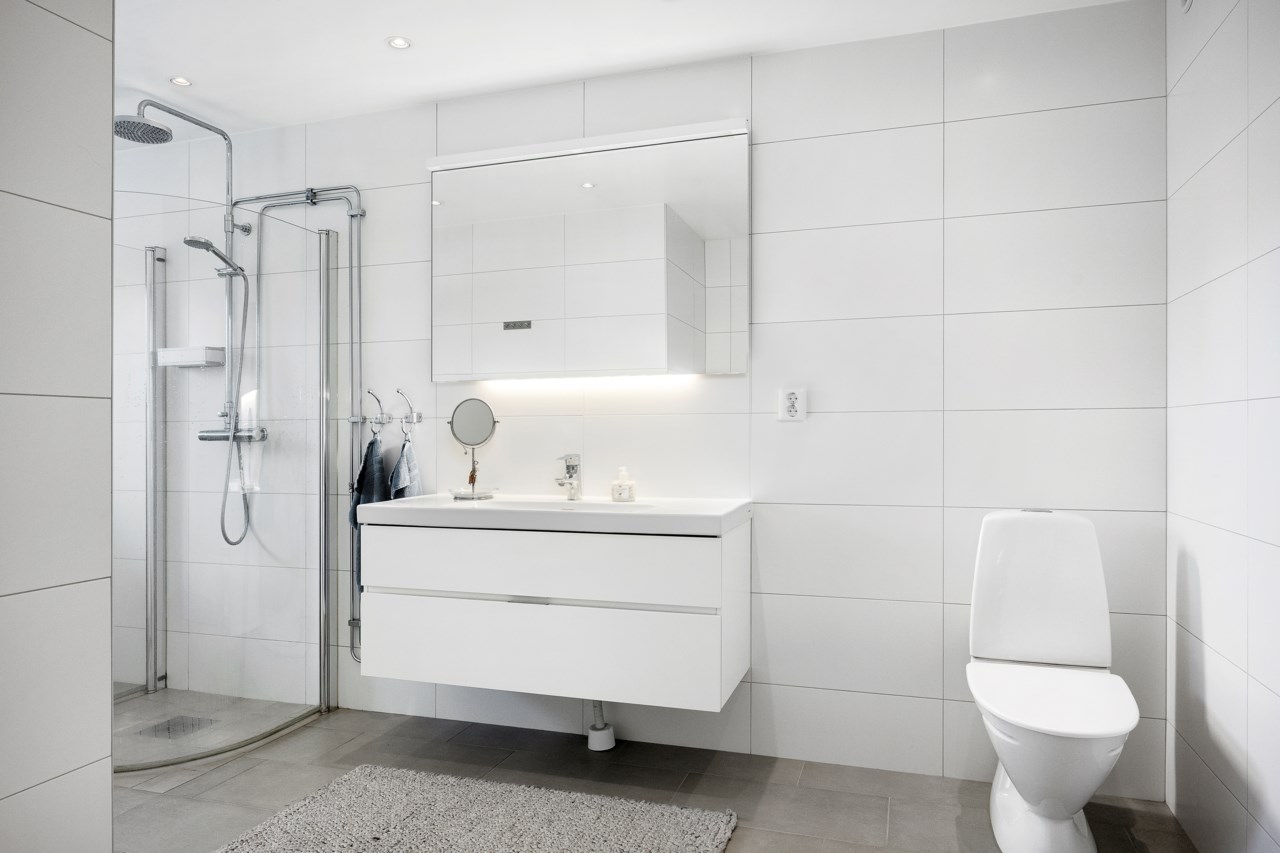 Ljust och rymligt badrum på ovanvåningen