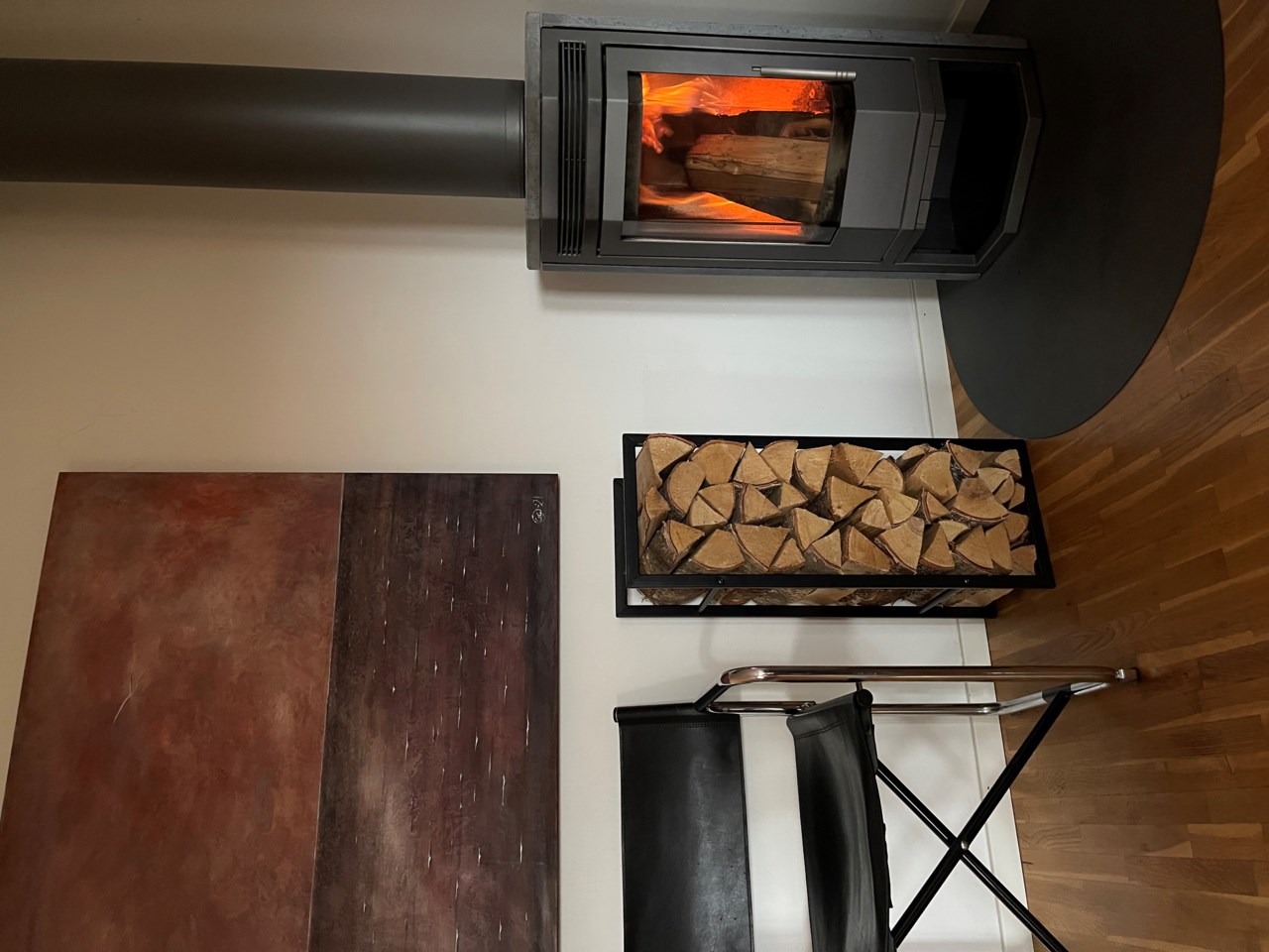 Värmande kamin i sällskapsrummet