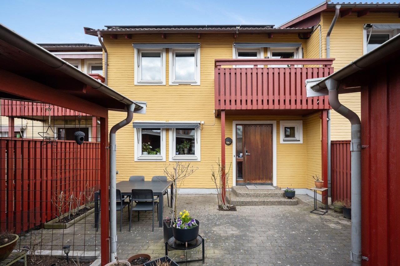 Stenlagd uteplats på entrésidan