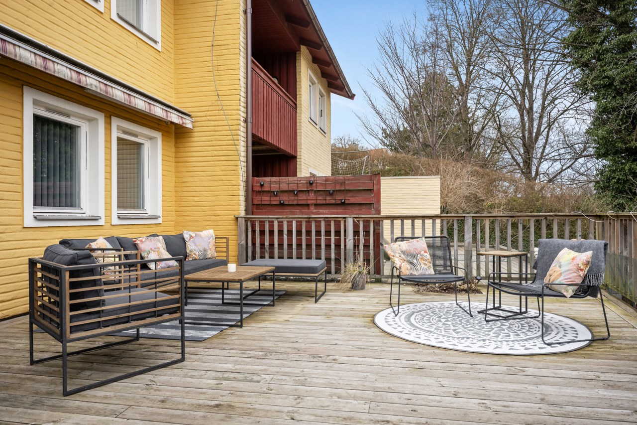Generös terrass med utsikt över Rönneå