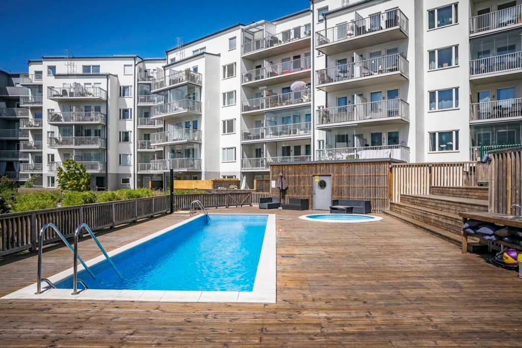 Lågupplöst Föreningens uppvärmda utomhuspool