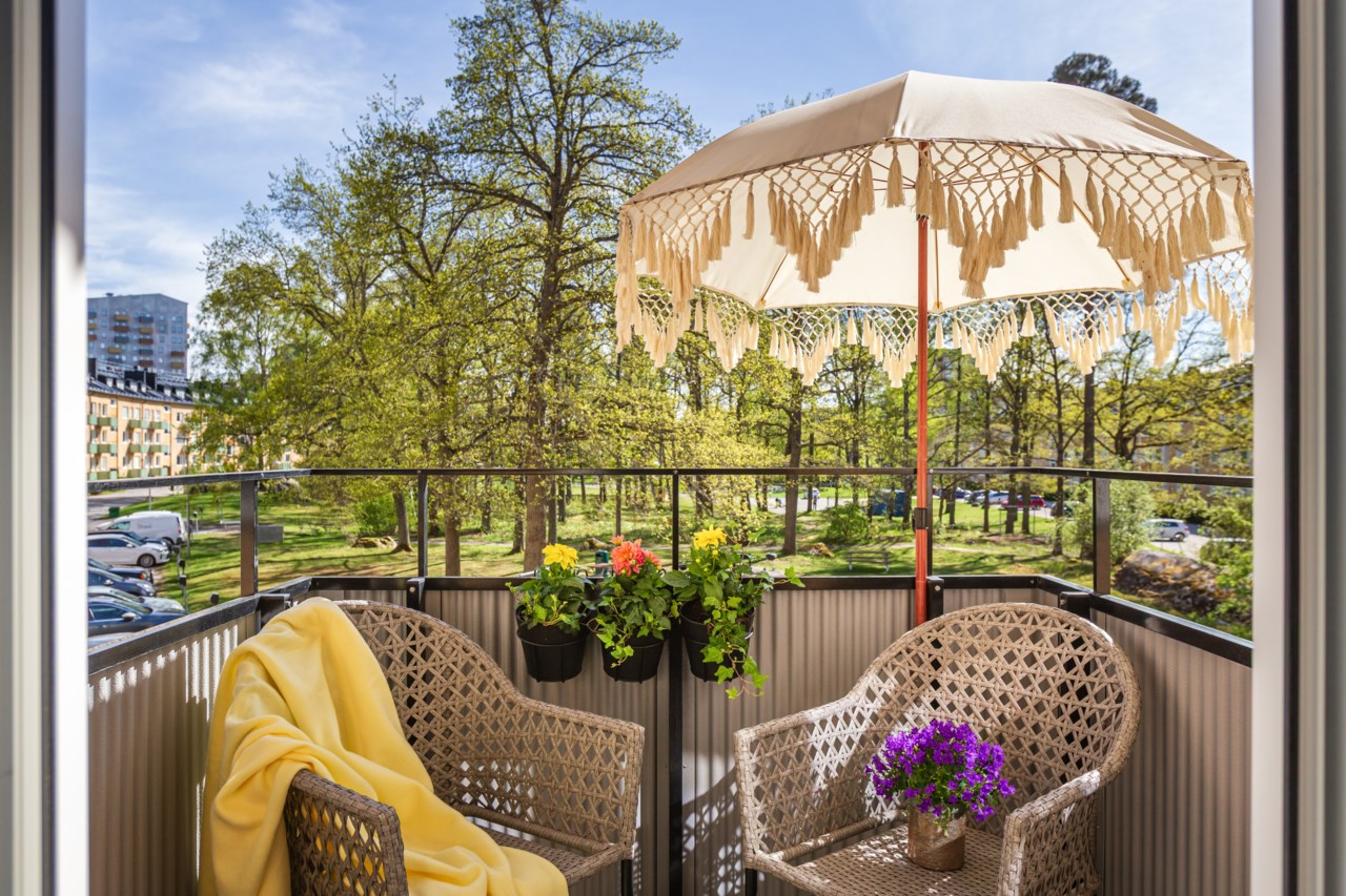 Solig balkong mot den fina innergården