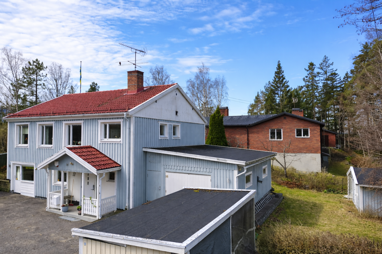 Baksidan med friggebod och förråd