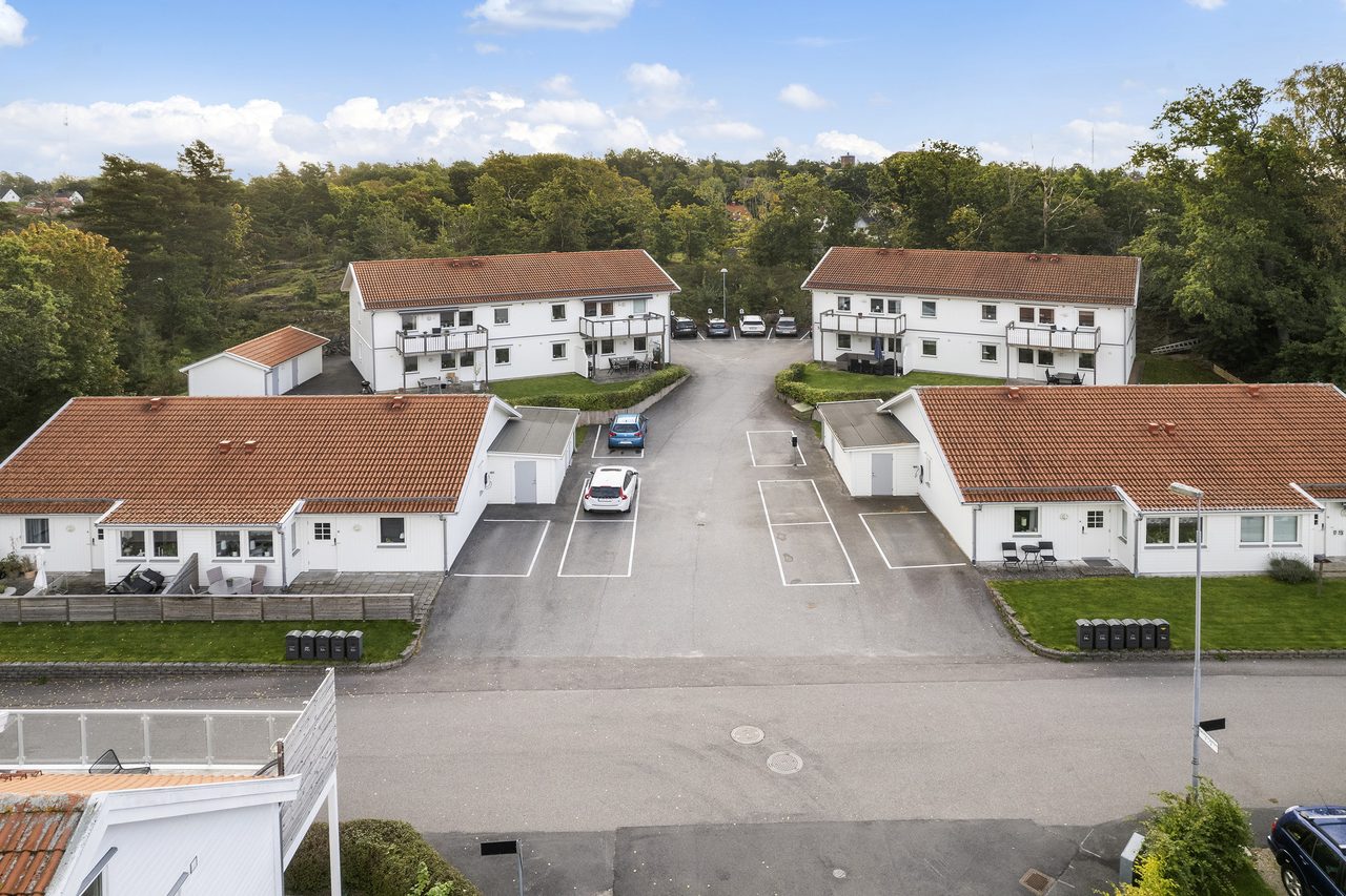 Till lägenheten hör två fasta parkeringsplatser