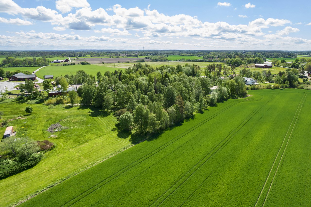 Välkomna till unik hörntomt i Gärdhem.