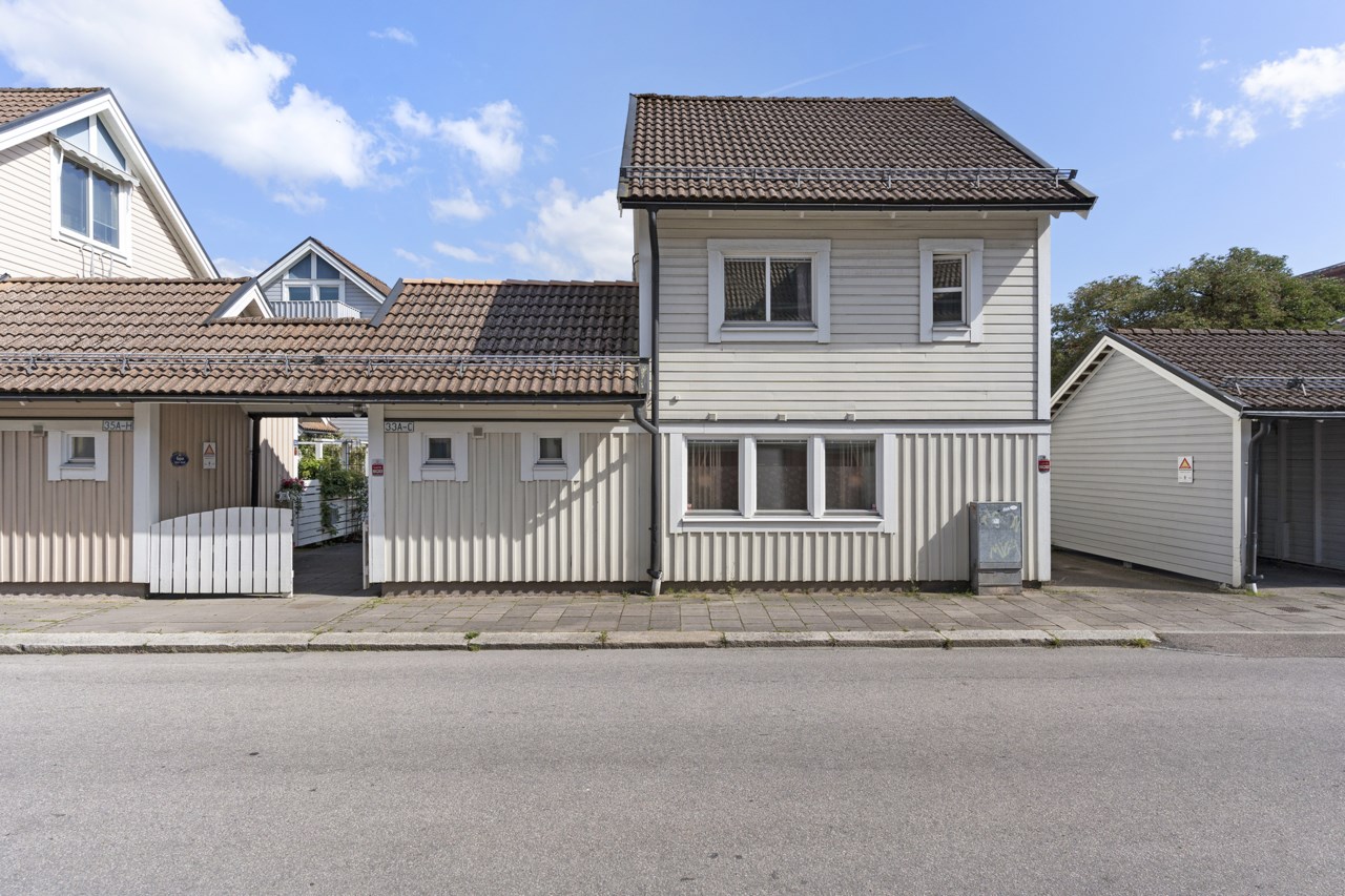 Radhuset med carport sett från gatan