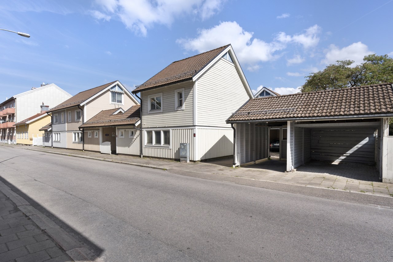 Egen carport intill radhuset (den vänstra)