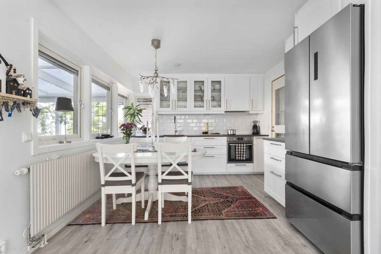 renoverat kök med stor kyl och frys