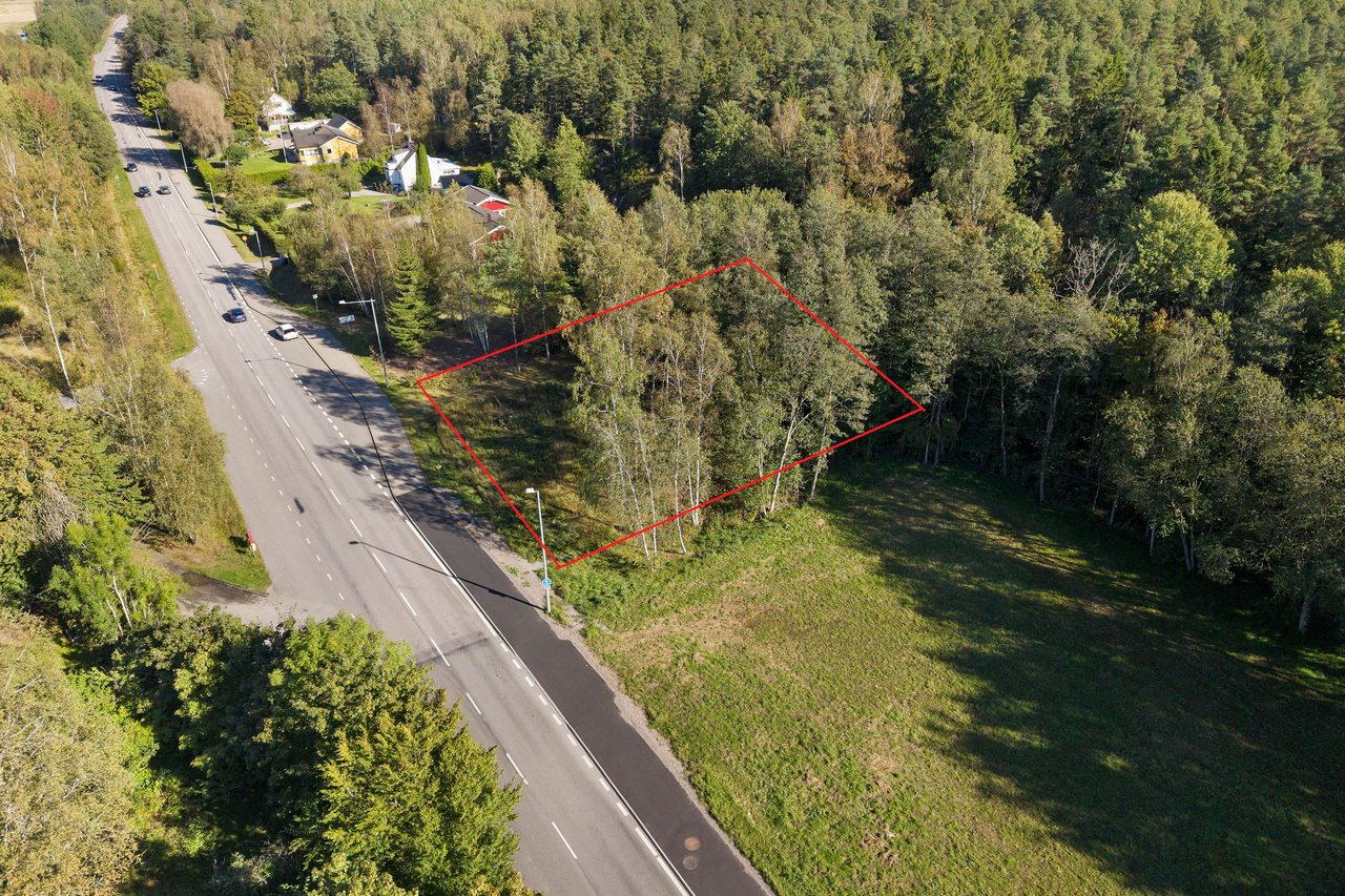 Tomt med förhandsbesked på villa i Båberg
